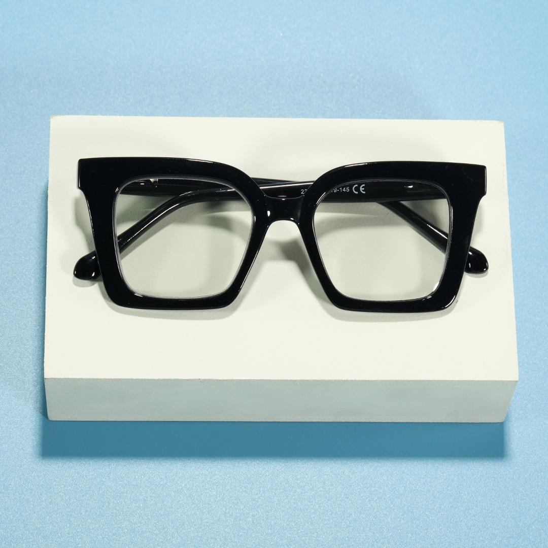 Scene view of Nataly square pc eyeglasses SP0132508 in black