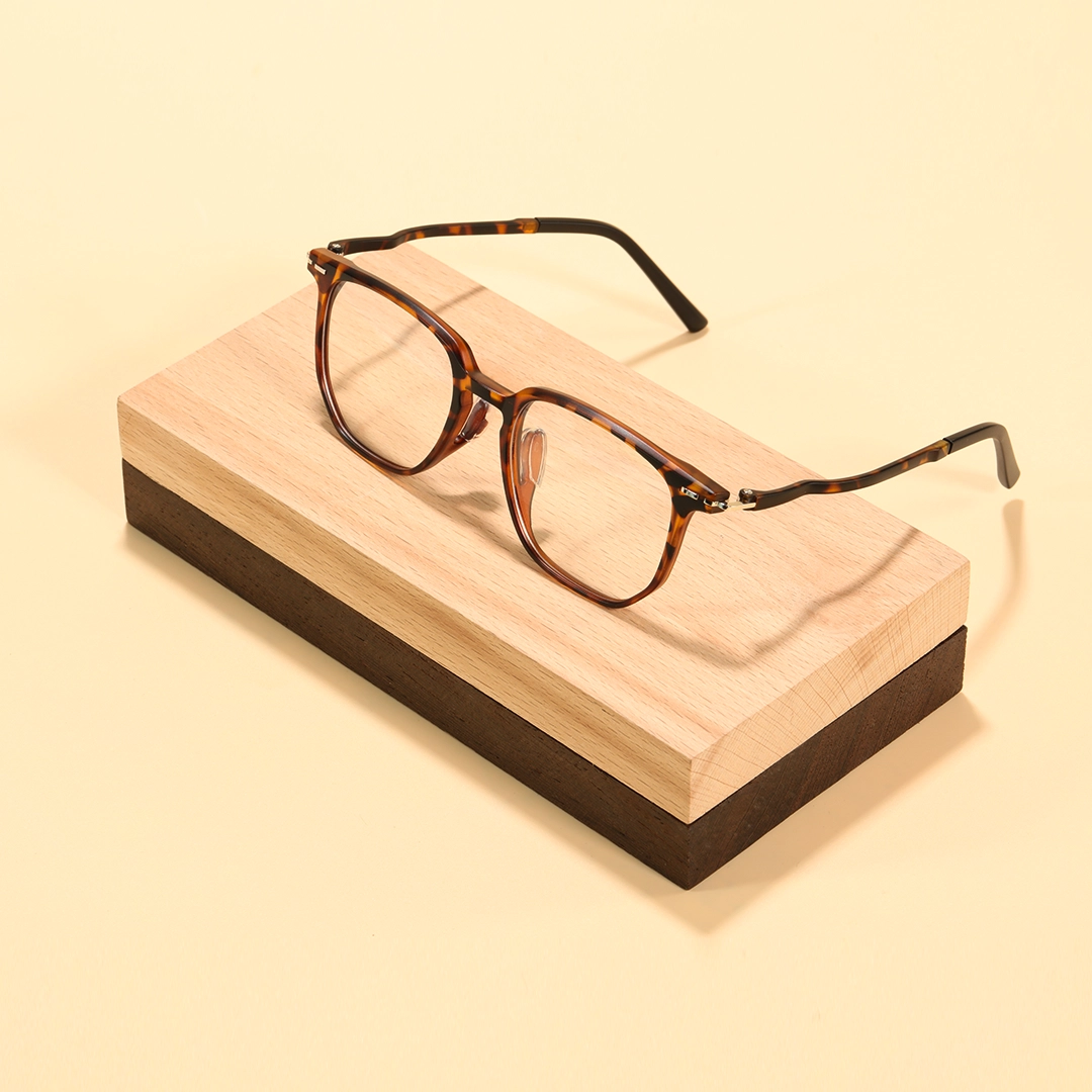 Scene view of Benny square tr90 eyeglasses SR0042508 in tortoise