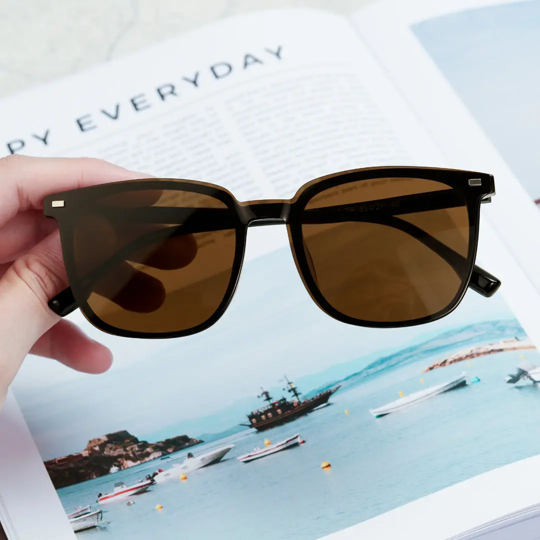 Scene close-up view of Una square tr90 magnetic clip-on eyeglasses set with interchangeable clip-on lenses SR0262410 in black