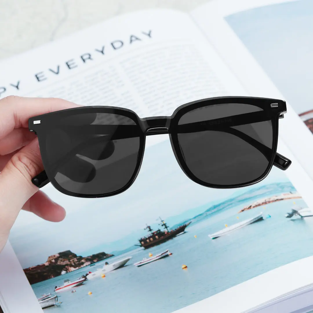 Scene view of Una square tr90 magnetic clip-on eyeglasses set with interchangeable clip-on lenses SR0262410 in black