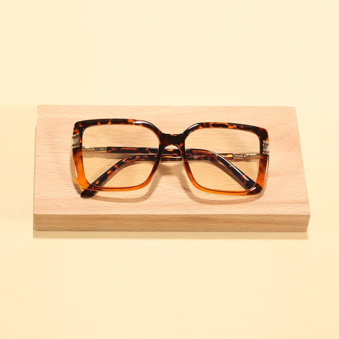 Scene view of Clara square tr90 eyeglasses SR0292508 in tortoise