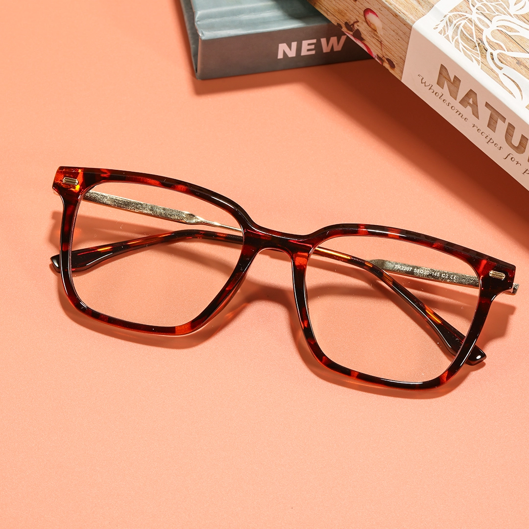Scene view of Niall square tr90 eyeglasses SR0362509 in tortoise