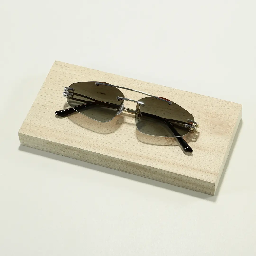 Scene view of Moss fashion aviator metal sunglasses AM0202604 in gold