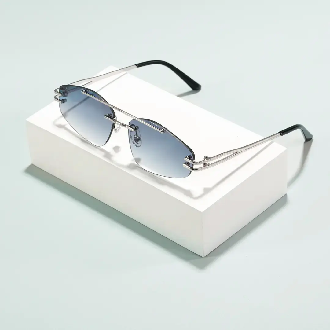 Scene view of Moss fashion aviator metal sunglasses AM0202604 in silver