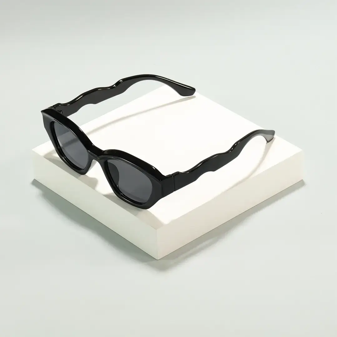 Scene view of Sorrel cat eye pc sunglasses CP0052604 in black