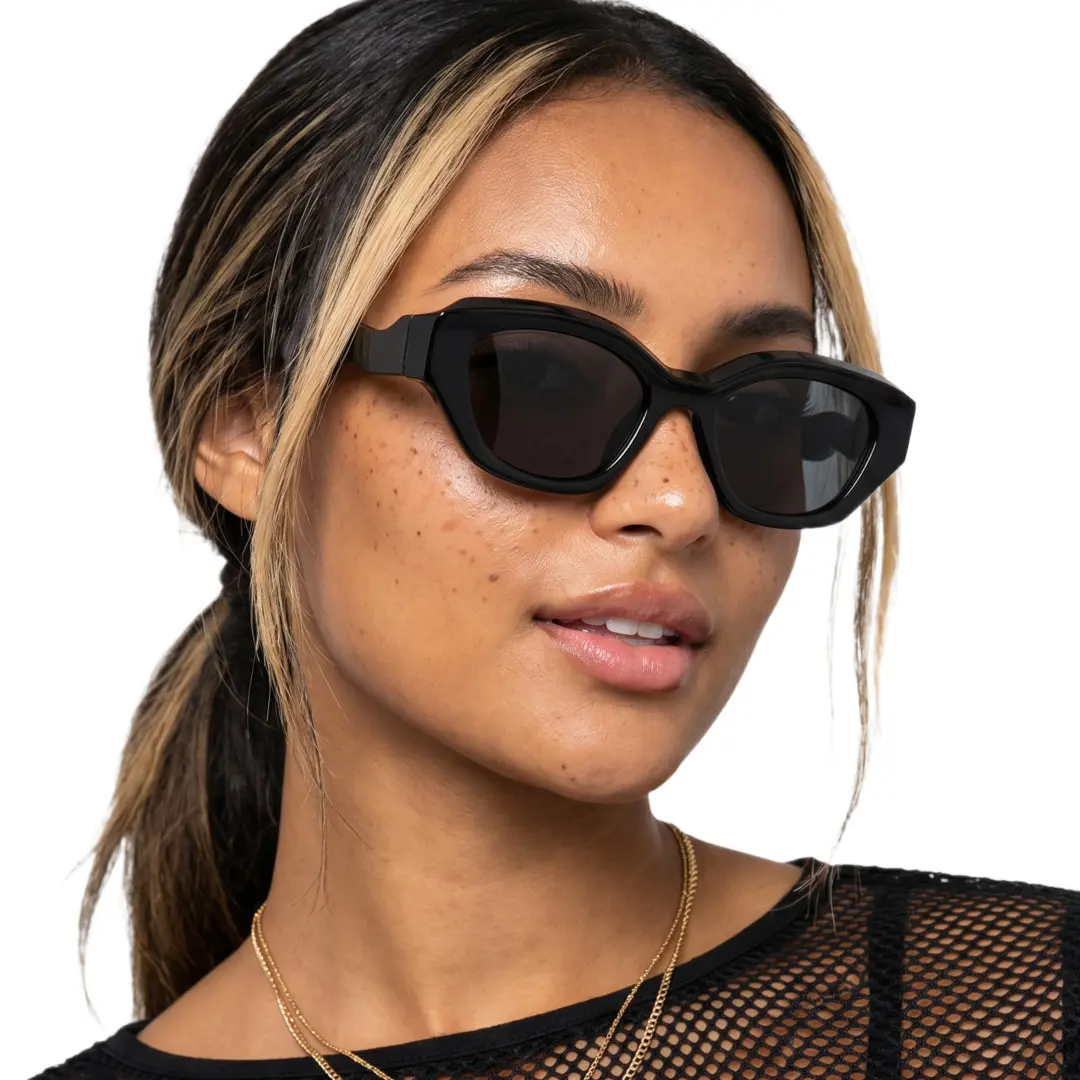 Female wearing fashion black cat eye pc sunglasses, natural smile. SPU: CP0052604