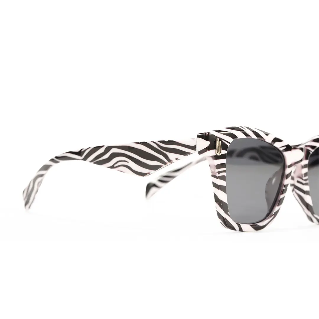 End piece detail of Mala cat eye pc sunglasses CP0122506 in black