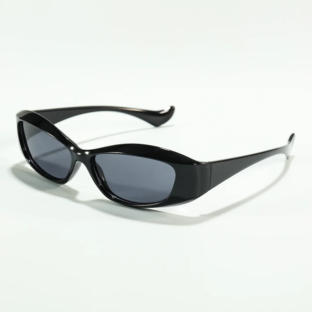 Scene view of Fioleo y2k cat eye pc sunglasses CP0172603 in black