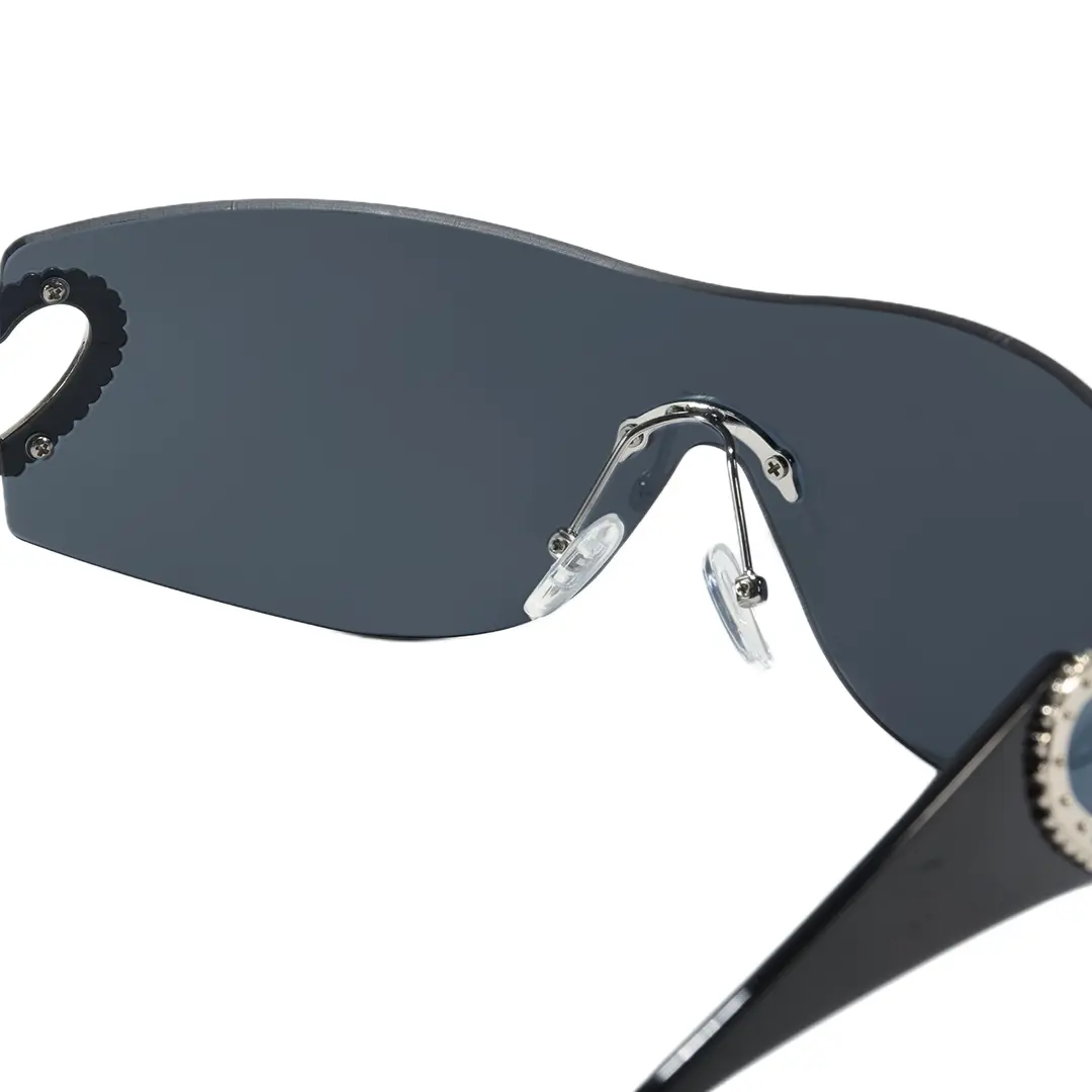 Adjustable nose pad detail of Marnie y2k rectangle pc sunglasses EP0022604 in black