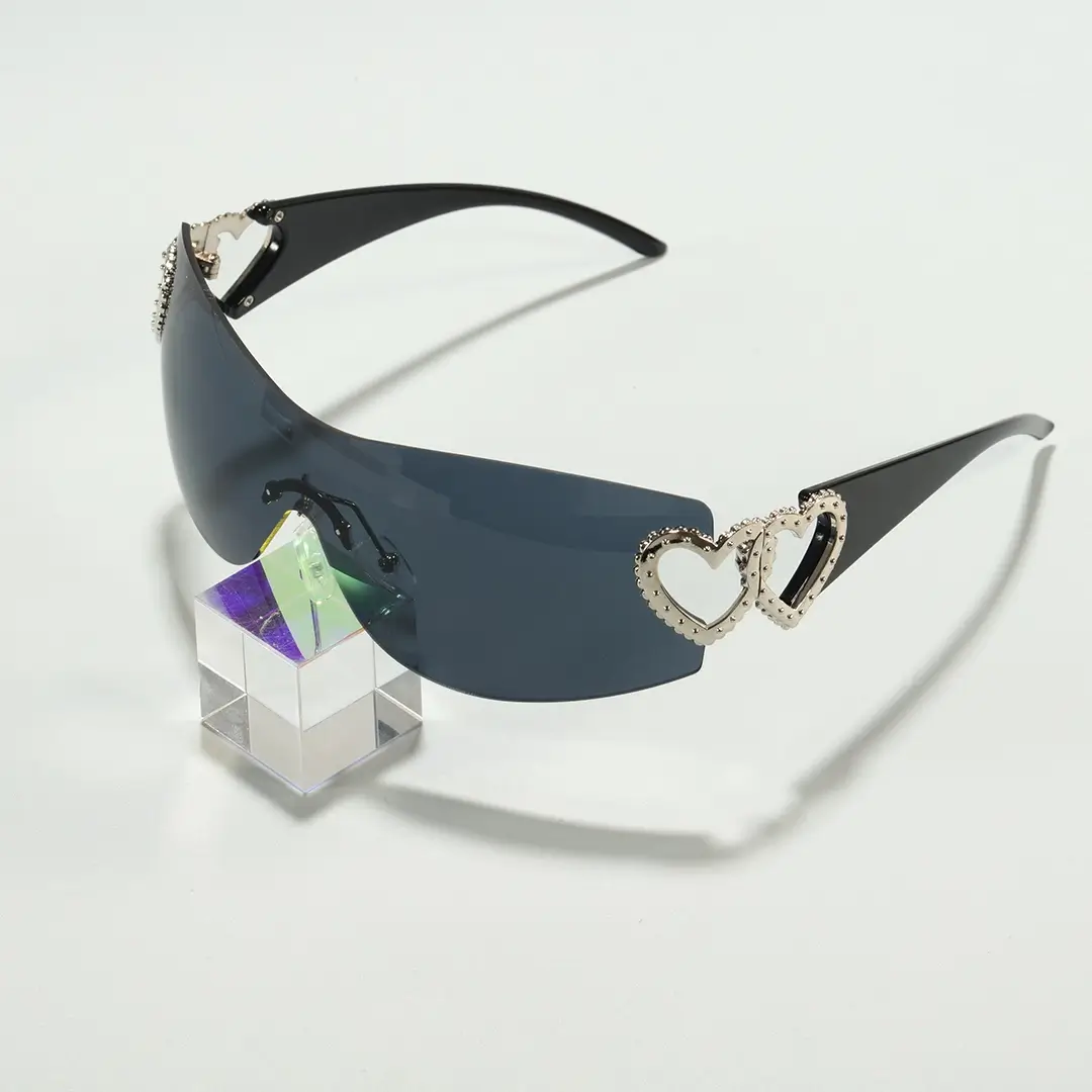 Scene view of Marnie y2k rectangle pc sunglasses EP0022604 in black