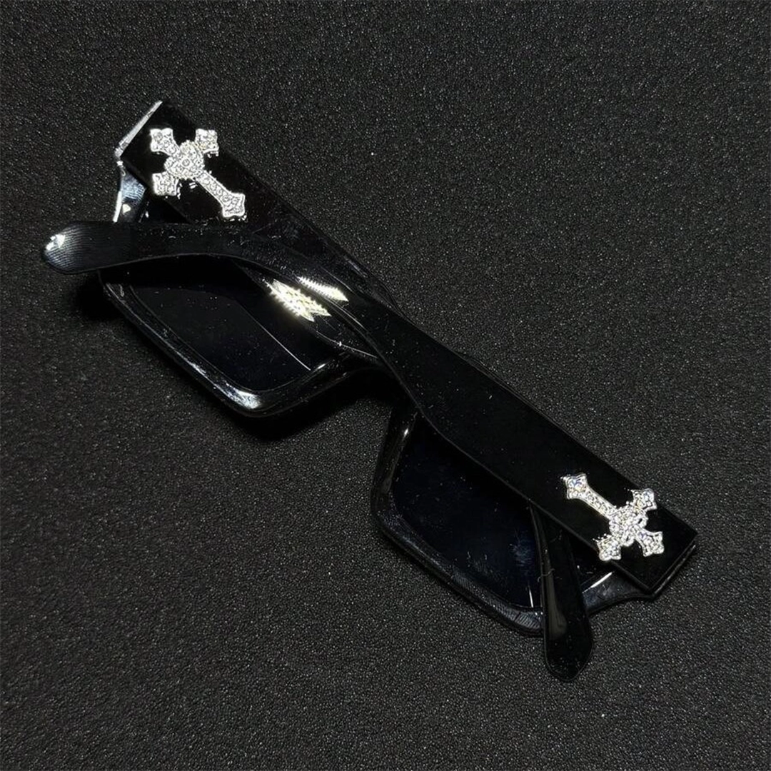 Scene close-up view of Kross rectangle pc sunglasses EP0082511 in black