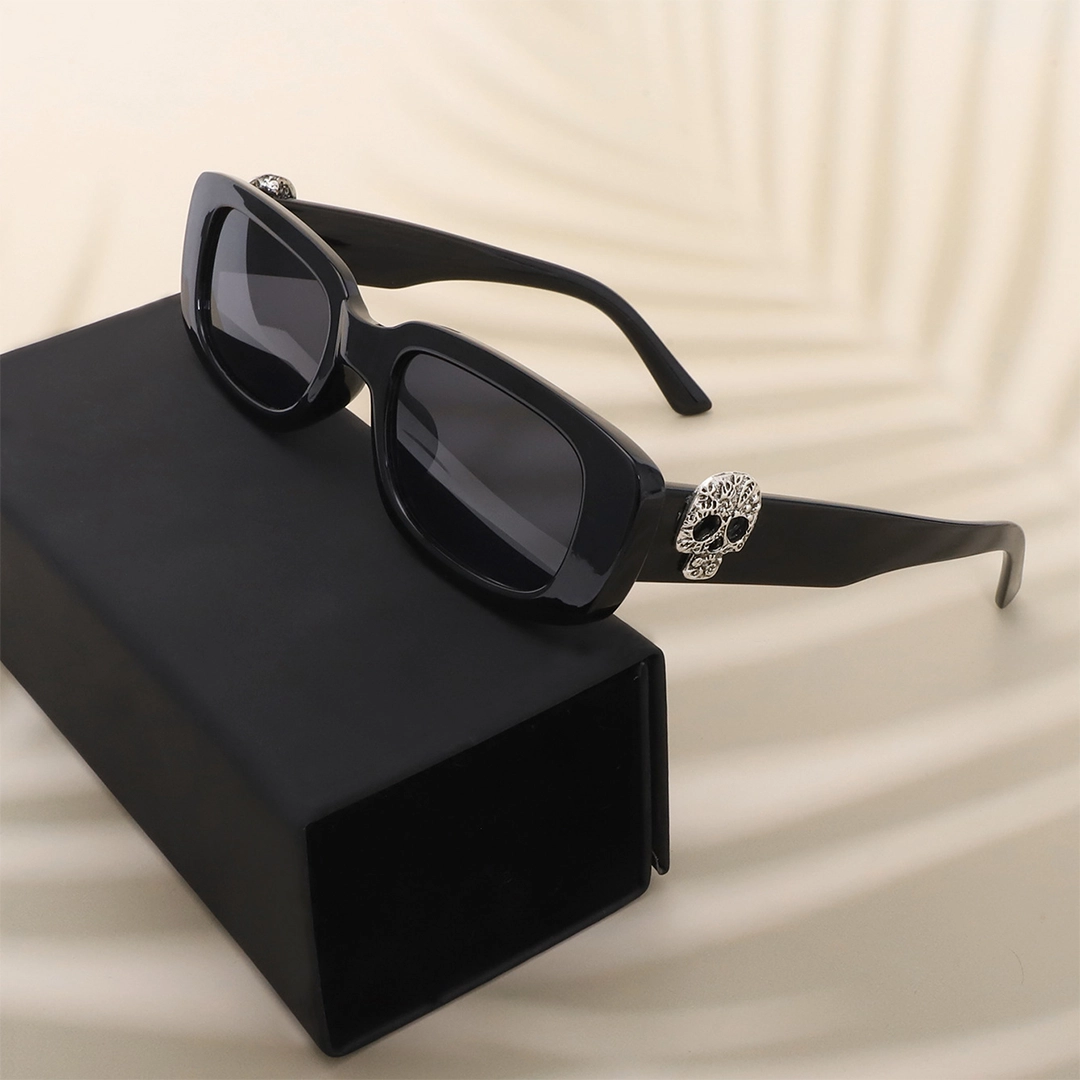 Scene close-up view of Lysander rectangle pc sunglasses EP0092511 in black