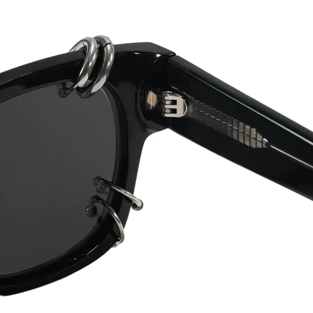 Hinge detail of Trove y2k rectangle tr90 handcrafted polarized sunglasses ER0072604 in silver