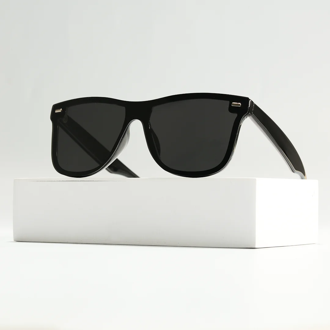 Scene view of Kestrel rectangle tr90 sunglasses ER0122604 in black
