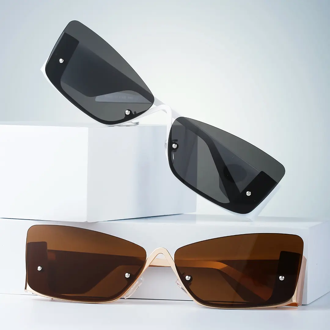 Scene view of Bedia fashion geometric tr90 sunglasses GM0202303 in black