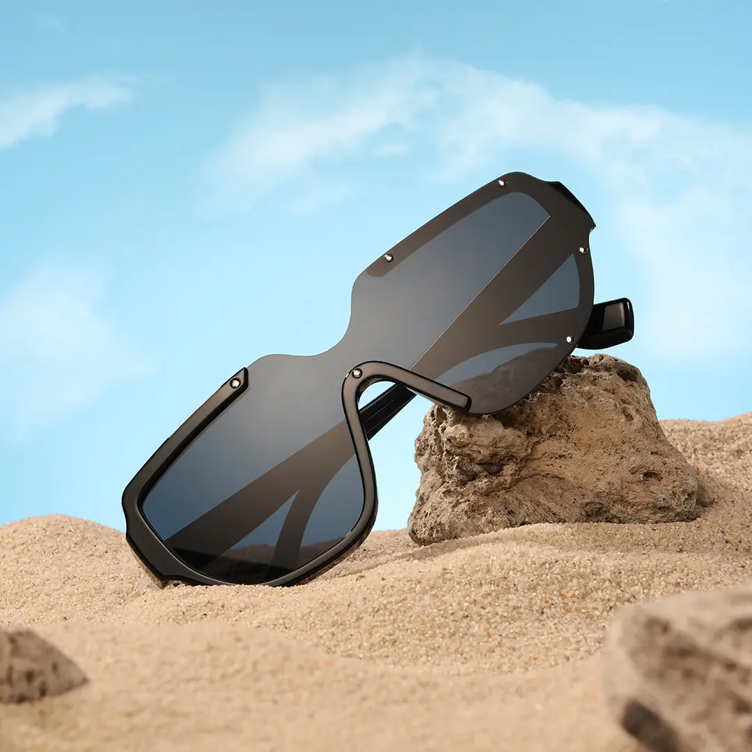 Scene view of Bake fashion geometric pc sunglasses GP0202302 in black