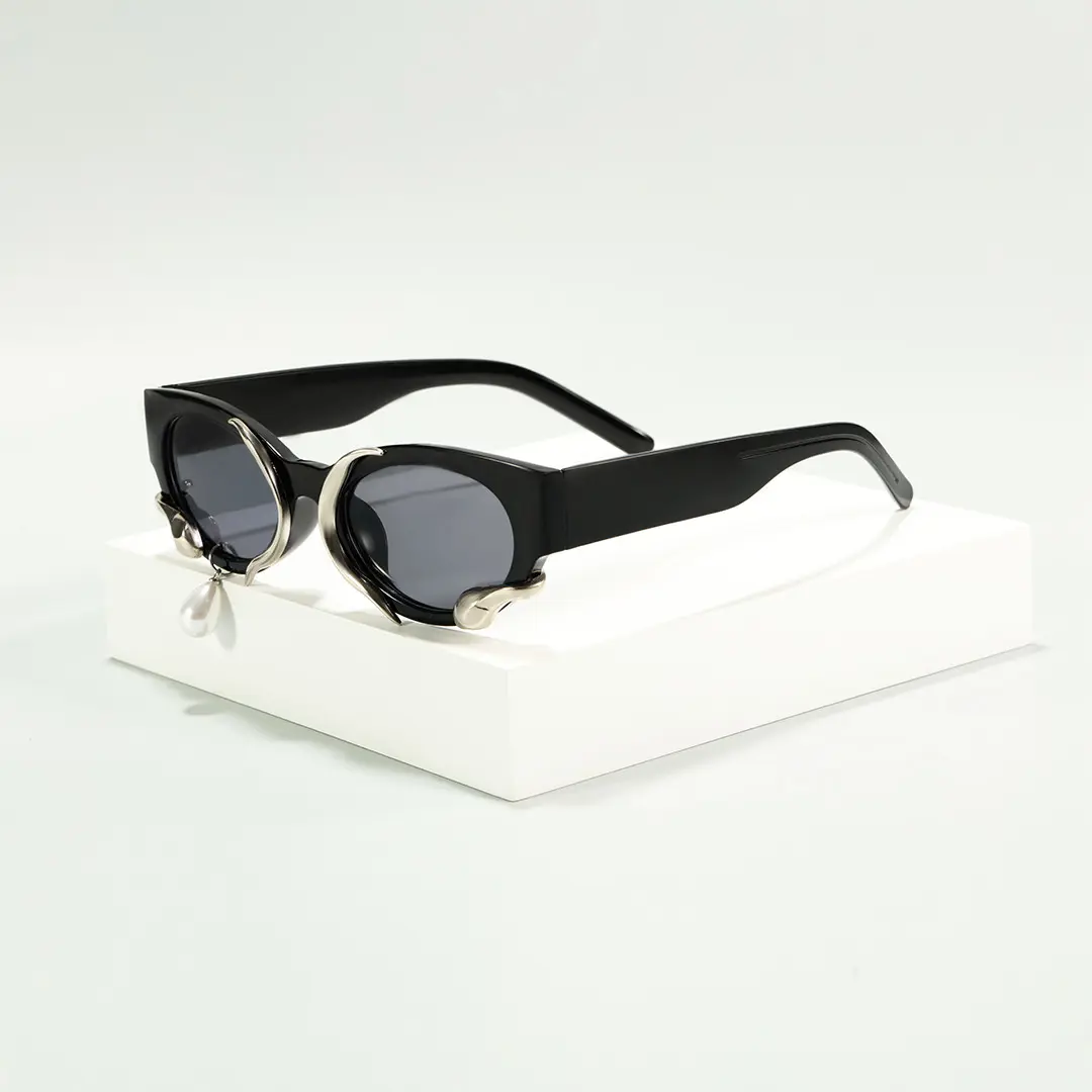 Scene close-up view of Sora fashion oval pc sunglasses in black. SPU: OL0092506