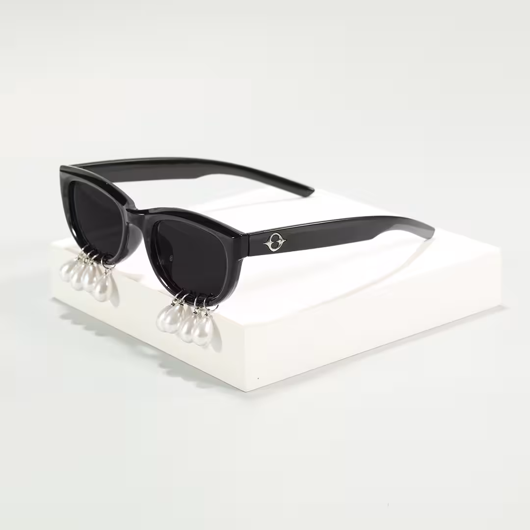 Scene view of Zale oval pc handcrafted polarized sunglasses OL0102506 in black