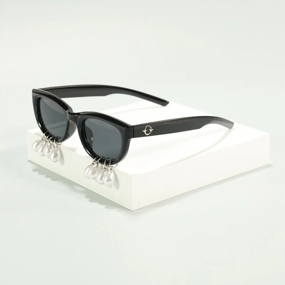 Scene view of Zale oval pc sunglasses OL0102506 in black