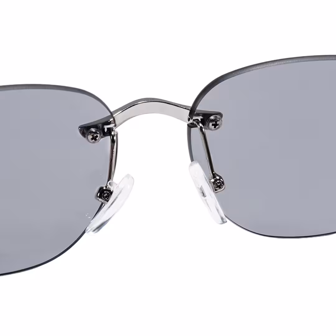 Adjustable nose pad detail of Cuth y2k oval metal sunglasses OM0112605 in silver