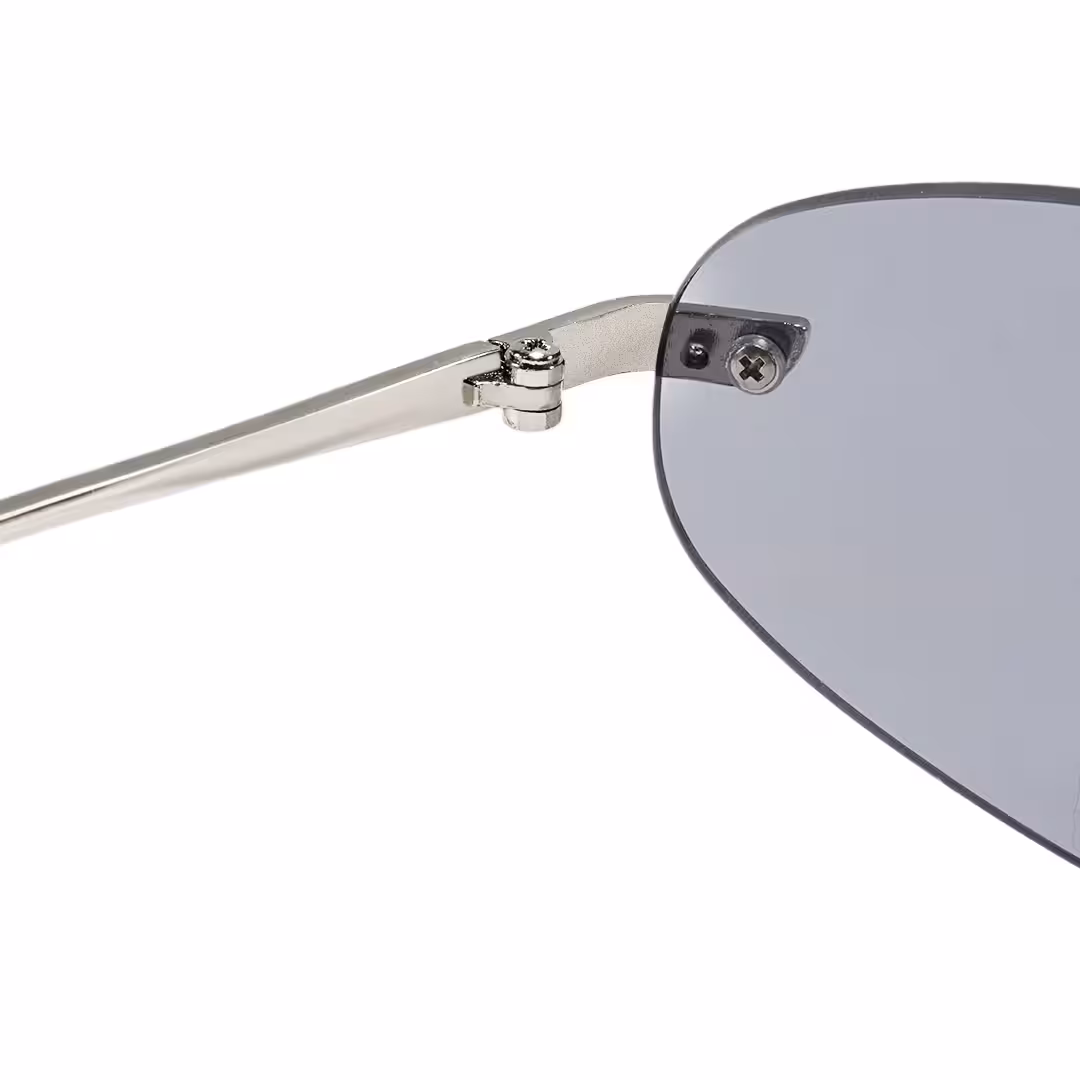 Hinge detail of Cuth y2k oval metal sunglasses OM0112605 in silver