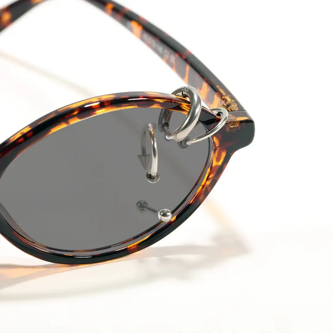 End piece detail of Sylas oval tr90 handcrafted polarized sunglasses OR0042509 in tortoise