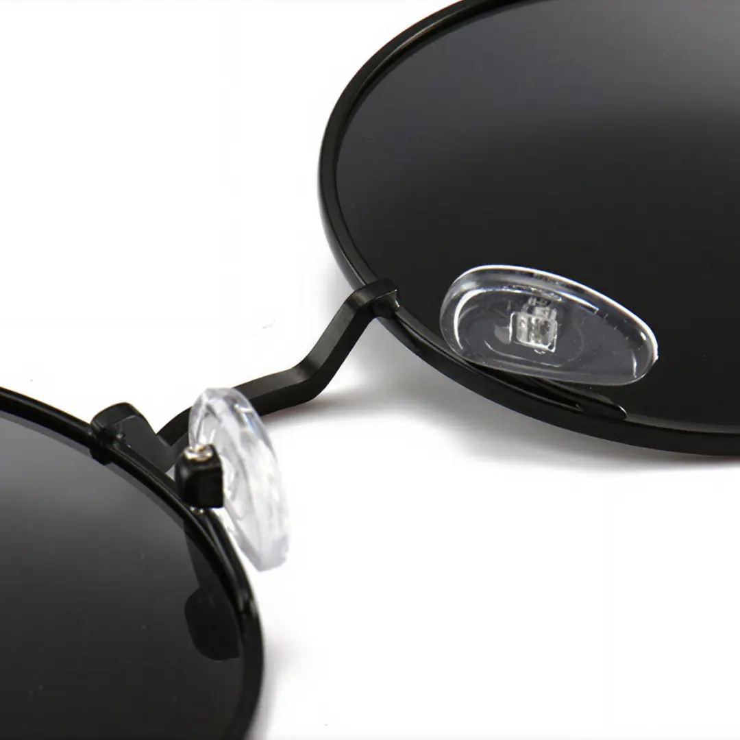 Adjustable nose pad detail of Kaleb round metal sunglasses RM0012207 in black