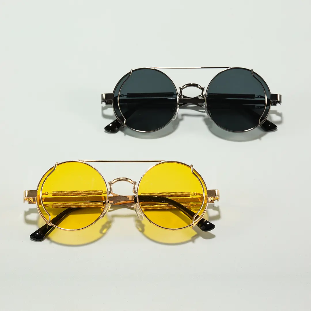 Scene close-up view of Binfing steampunk round metal sunglasses RM0102303 in silver