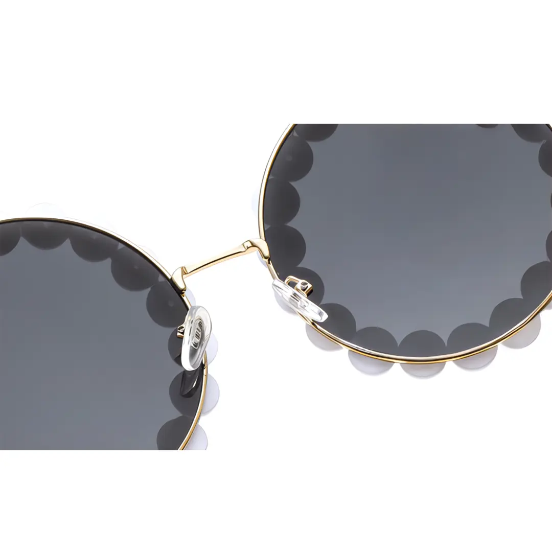 Adjustable nose pad detail of Kiara vintage round metal sunglasses in gold. SPU: RM0202507