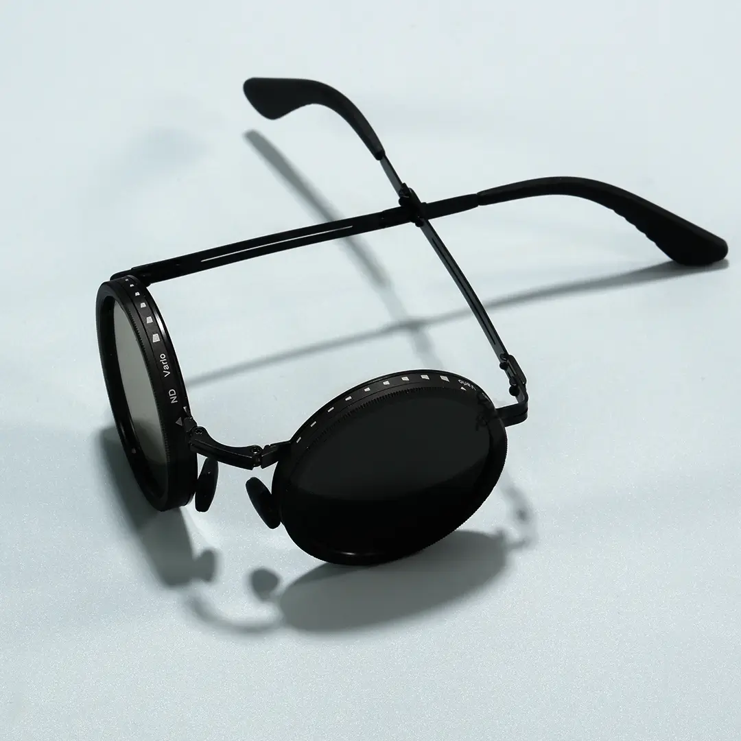 Scene view of Covey steampunk round metal sunglasses RM0292604 in black