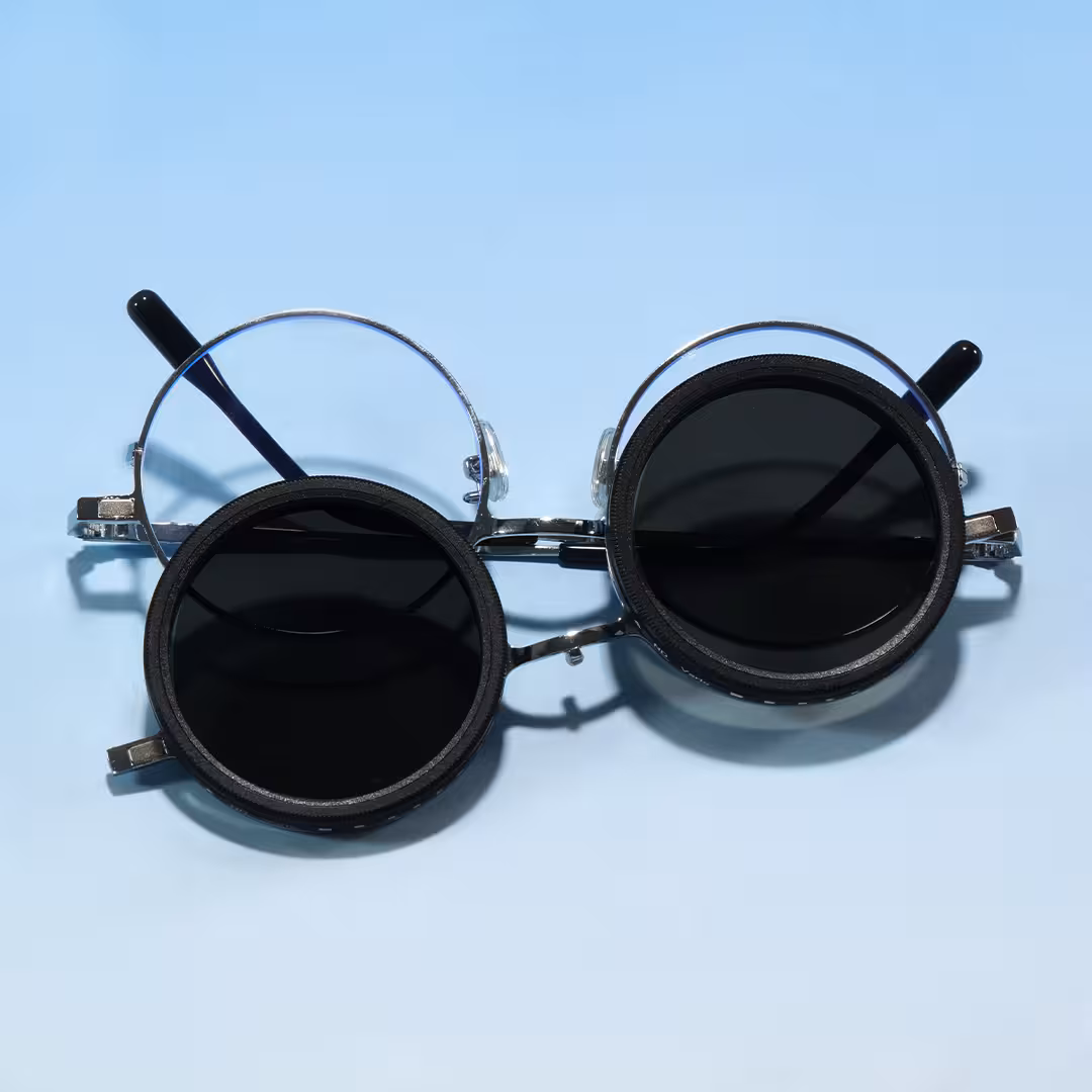 Scene close-up view of Orinr steampunk round metal sunglasses RM0312605 in silver
