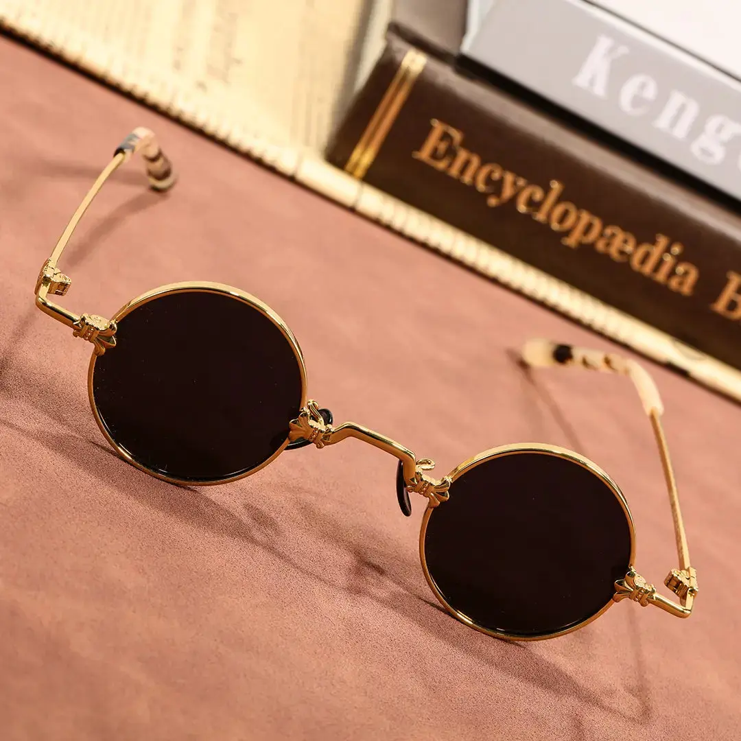 Scene view of Regan john lennon round metal sunglasses RM0362505 in gold