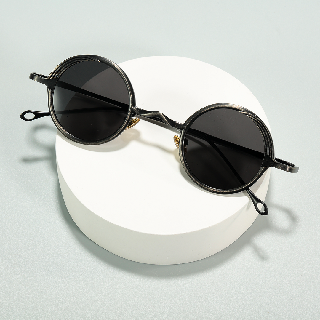 Scene view of Ulric round metal sunglasses RM0402601 in black