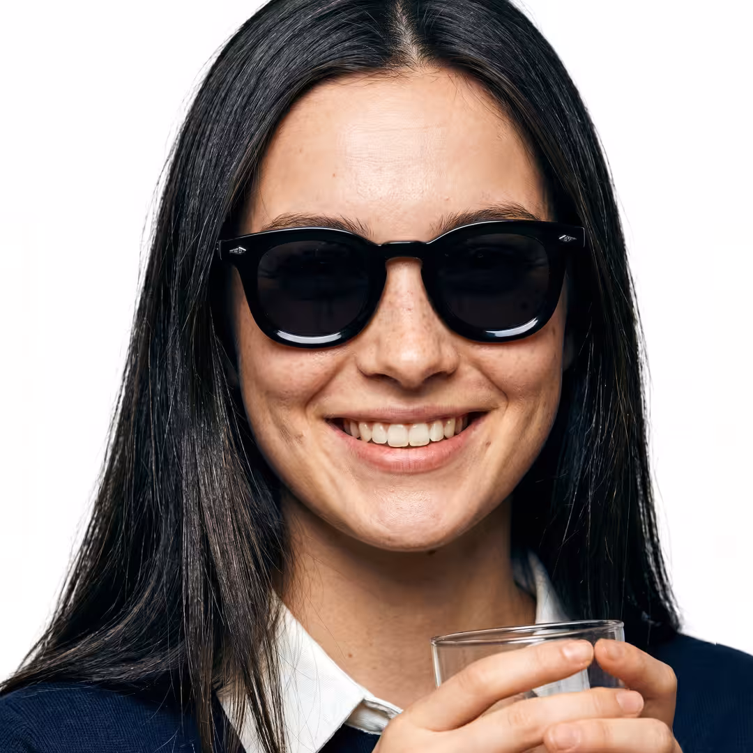 Female wearing black round tr90 sunglasses, natural smile. SPU: RR0122604
