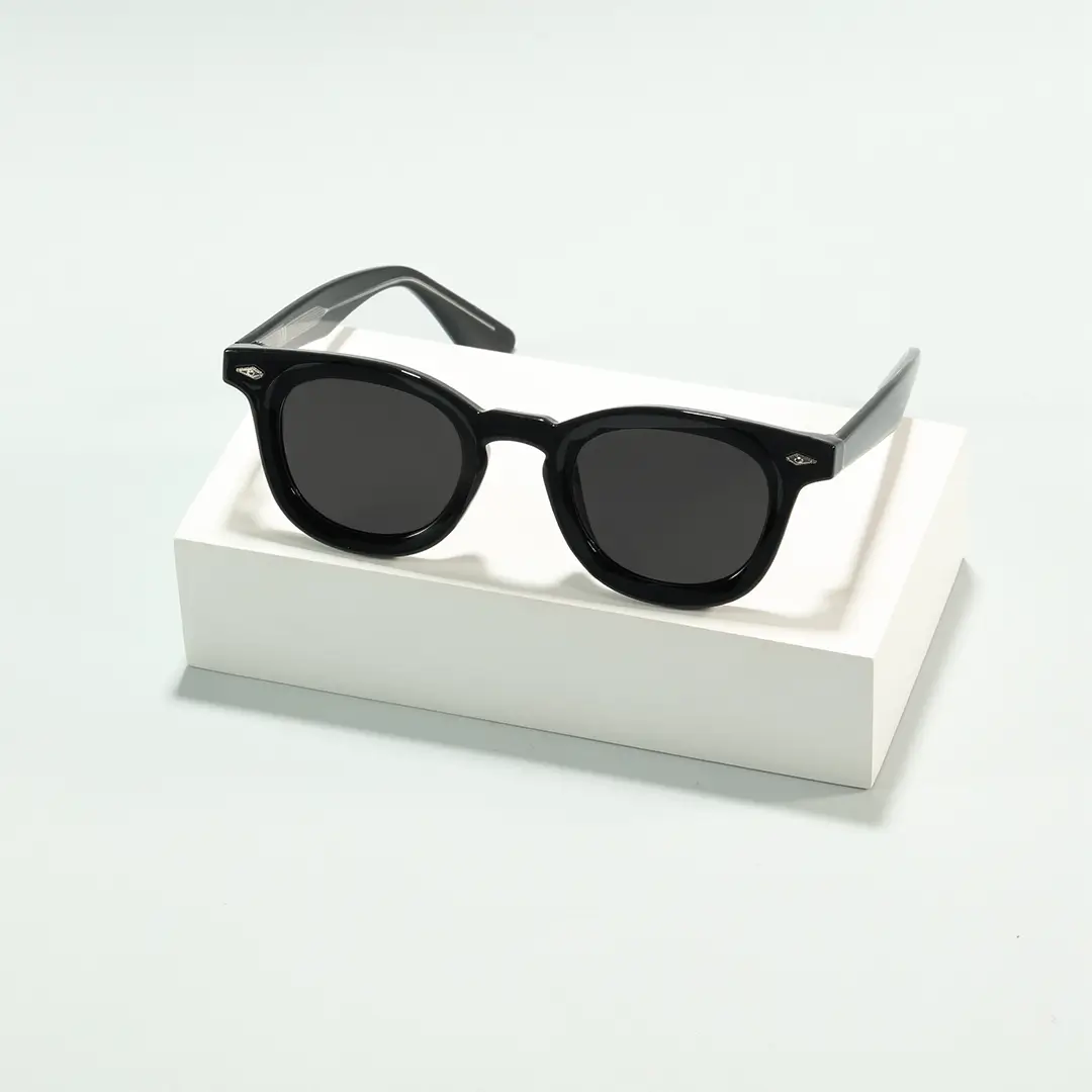Scene view of Ashlyn round tr90 sunglasses RR0122604 in black