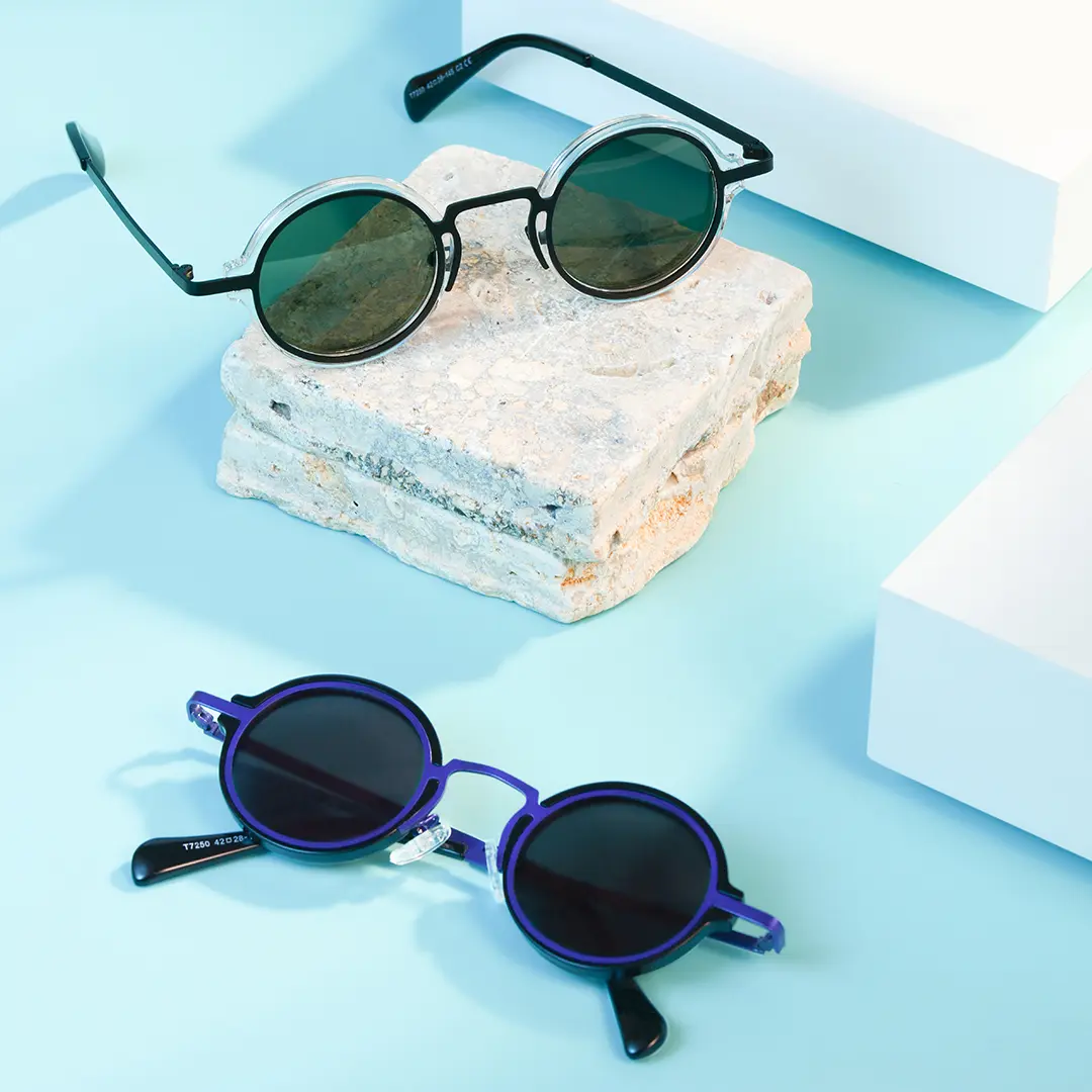 Scene close-up view of Bil vintage round tr90 sunglasses RR0192302 in blue