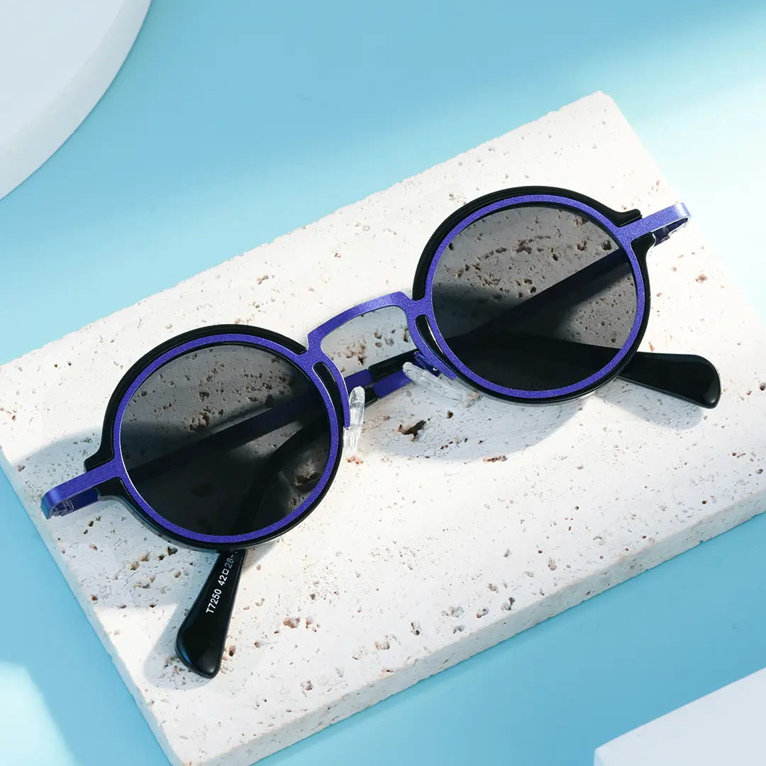 Scene view of Bil vintage round tr90 sunglasses RR0192302 in blue