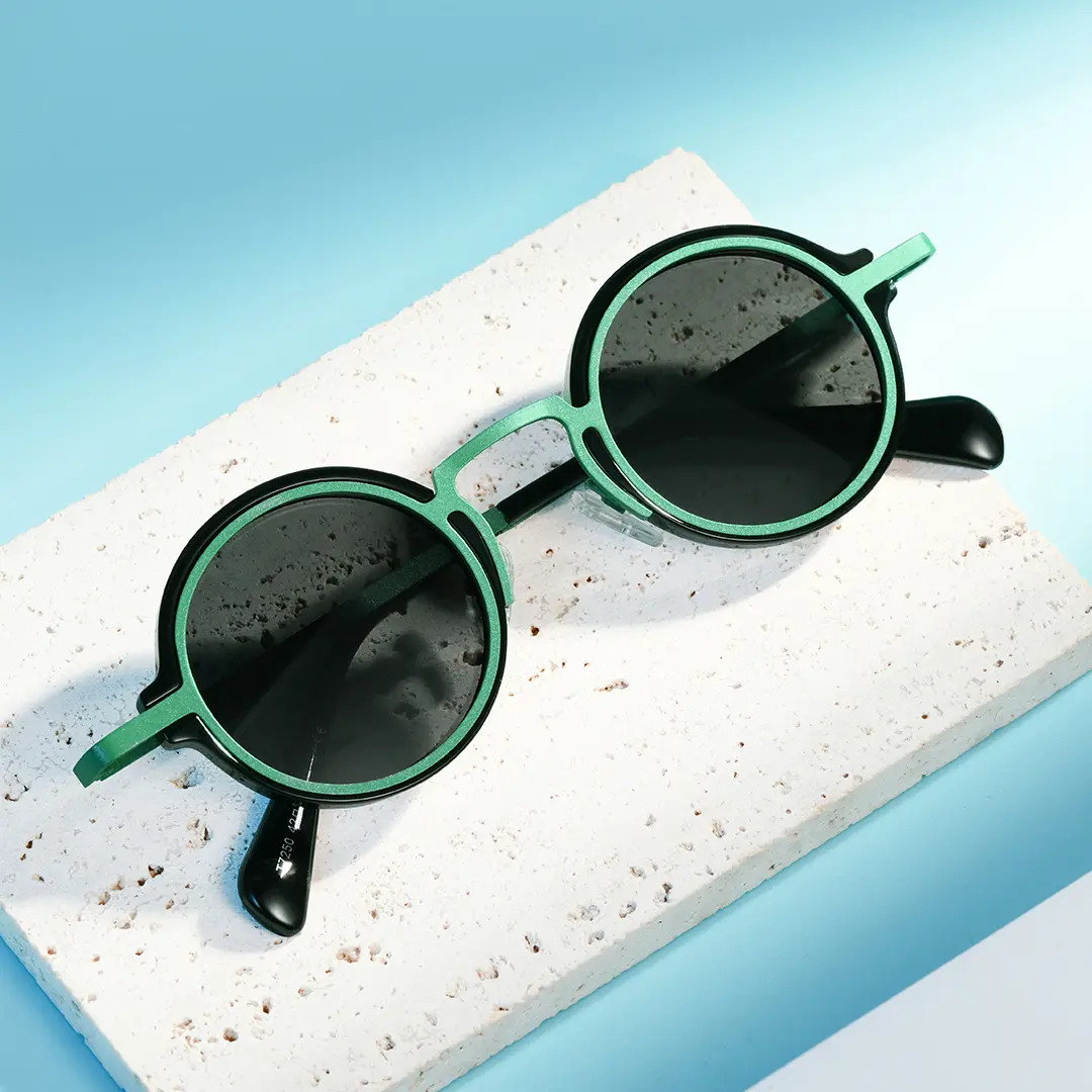 Scene close-up view of Bil vintage round tr90 sunglasses RR0192302 in green