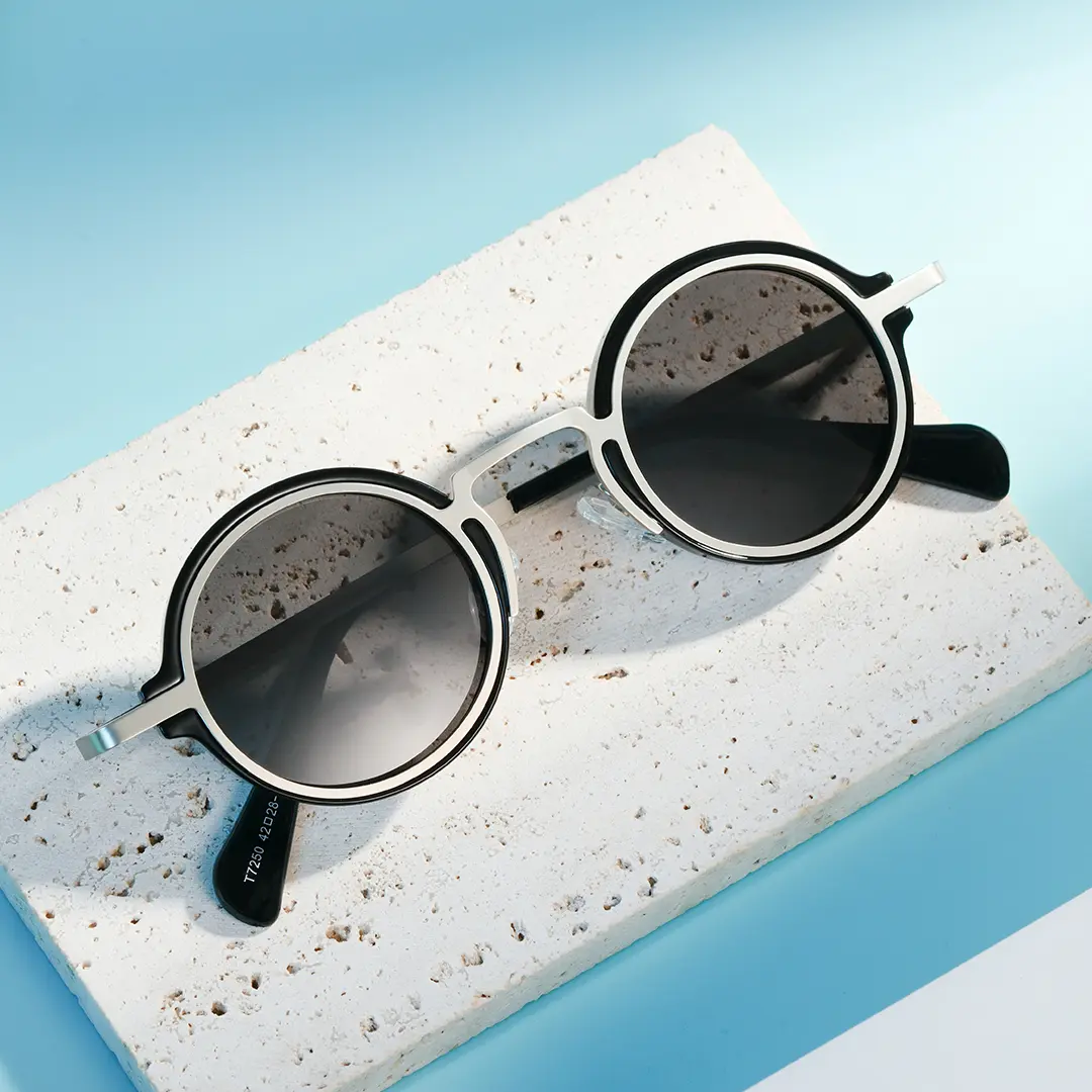 Scene close-up view of Bil vintage round tr90 sunglasses RR0192302 in silver