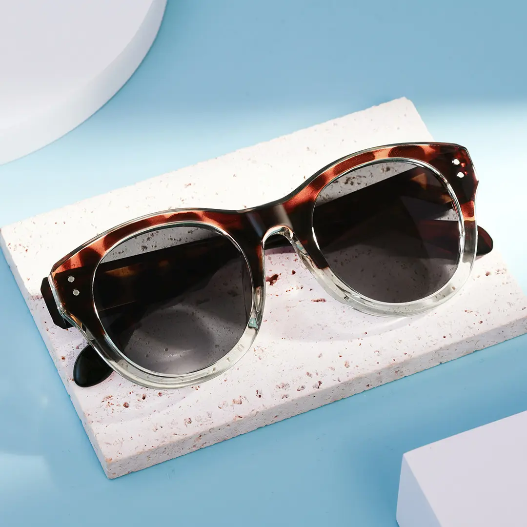 Front folded view of Bilious round tr90 sunglasses RR0242302 in tortoise