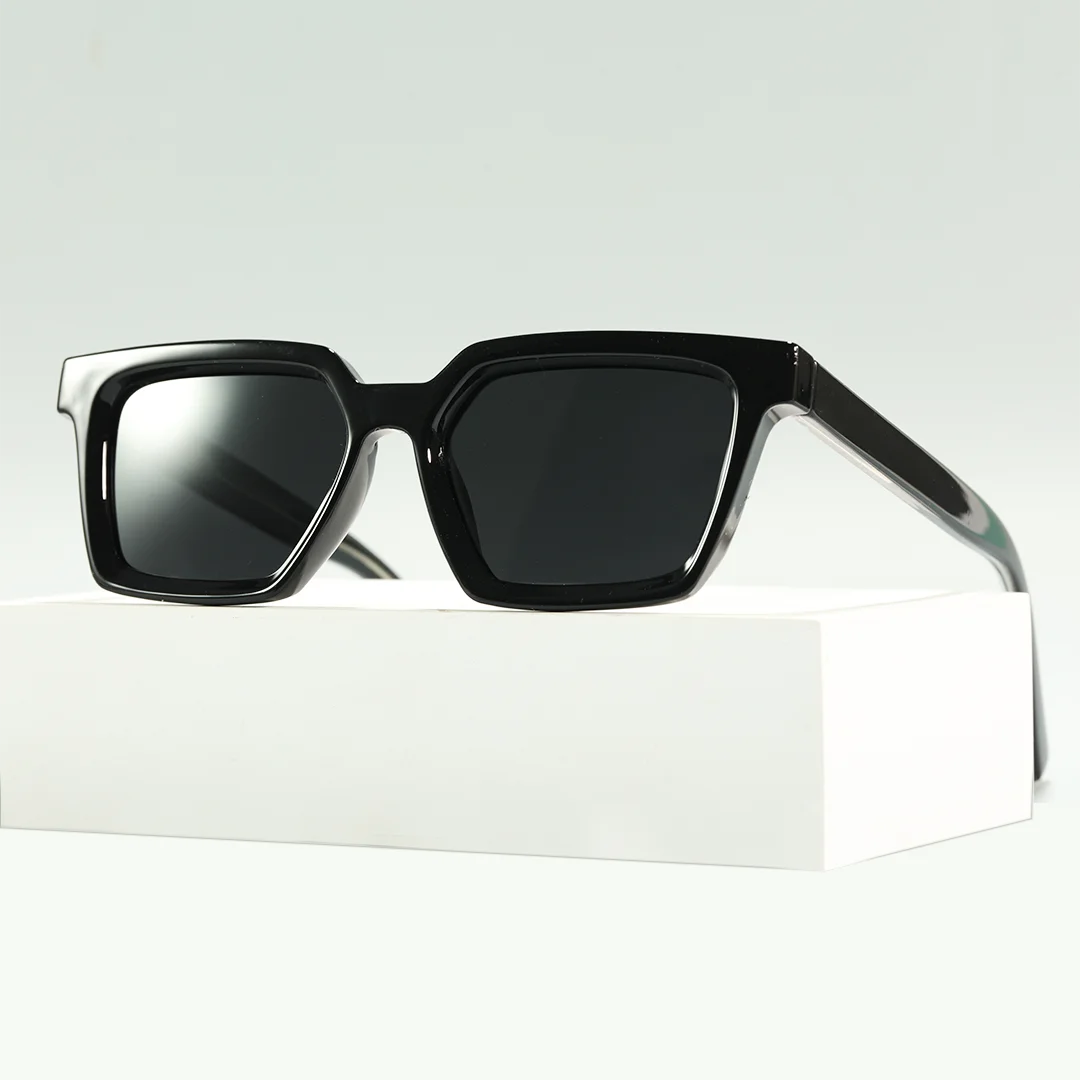 Scene view of Theron square pc sunglasses SP0212603 in black