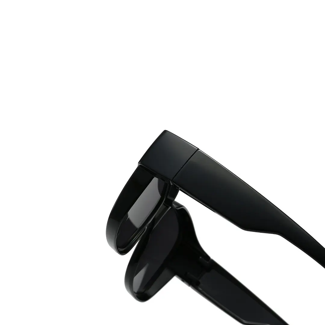 End piece detail of Edward square tr90 UV polarized fit-over sunglasses SR0032406 in black