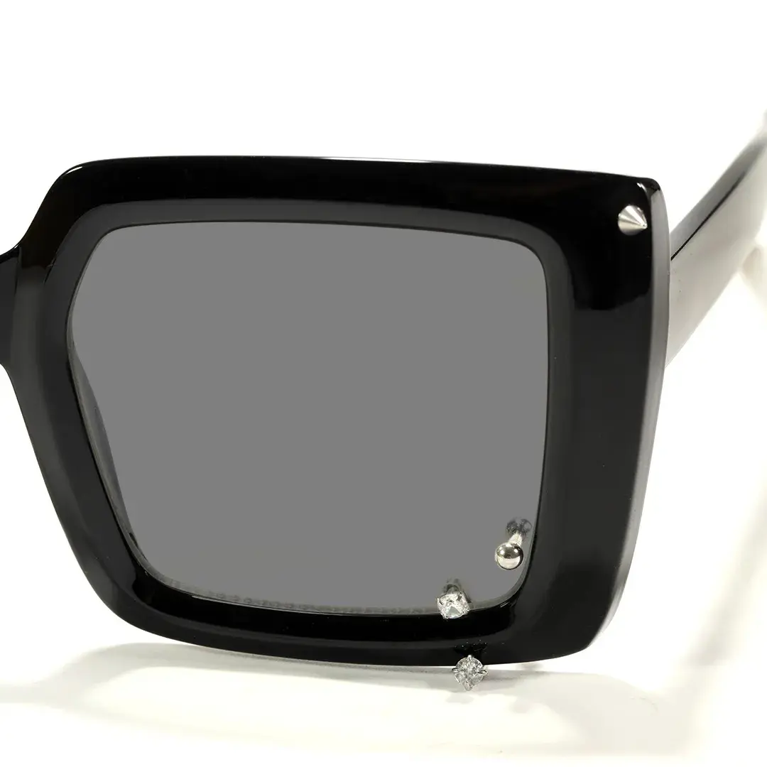 End piece detail of Corin square tr90 handcrafted polarized sunglasses SR0052509 in black