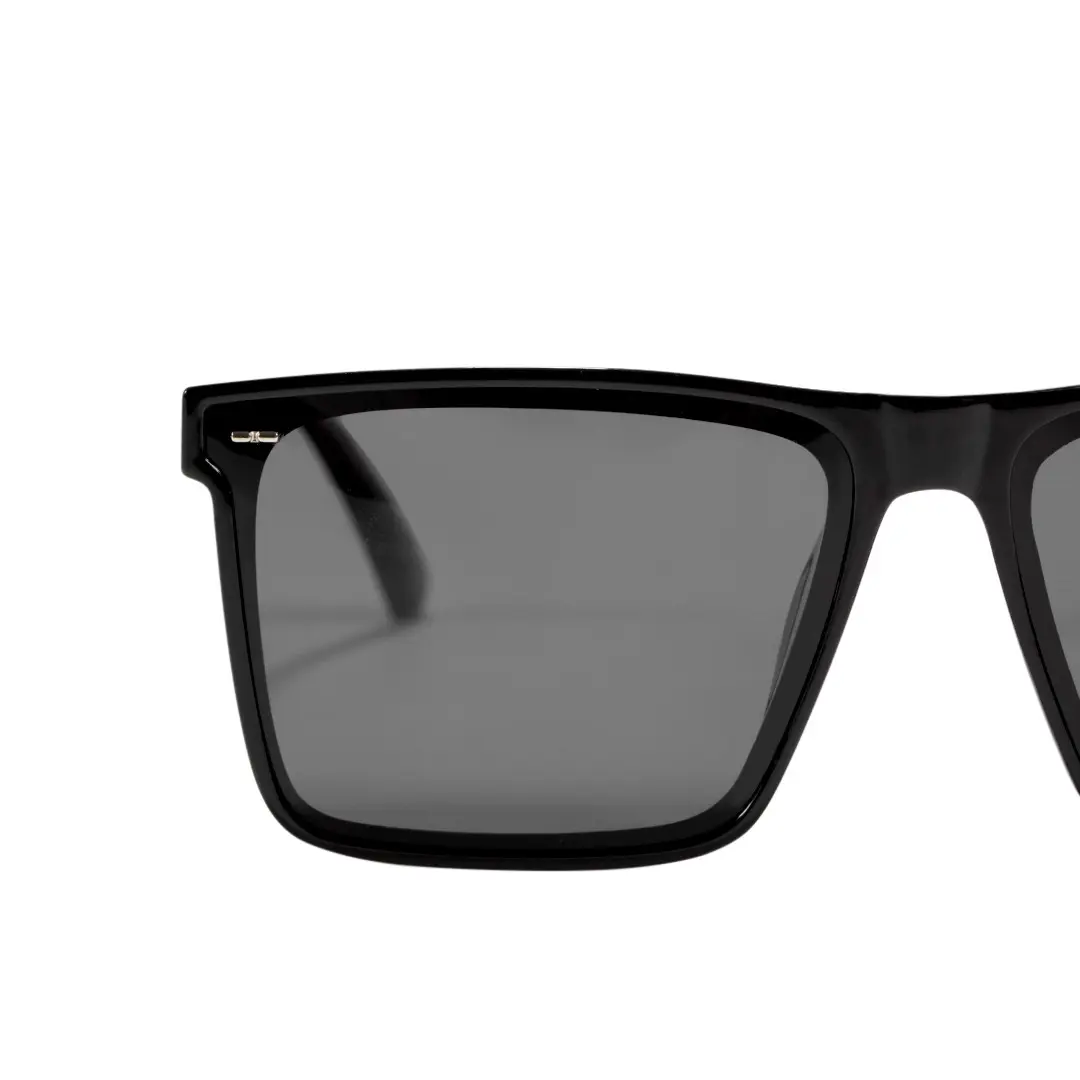 End piece detail of Evan square tr90 sunglasses SR0112506 in black