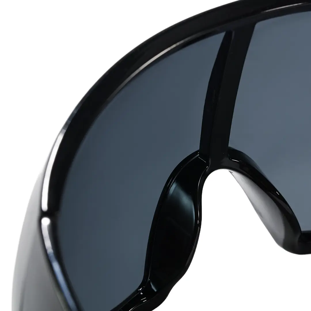 Integrated nose pad detail of Poe y2k unique pc sunglasses UP0182604 in black