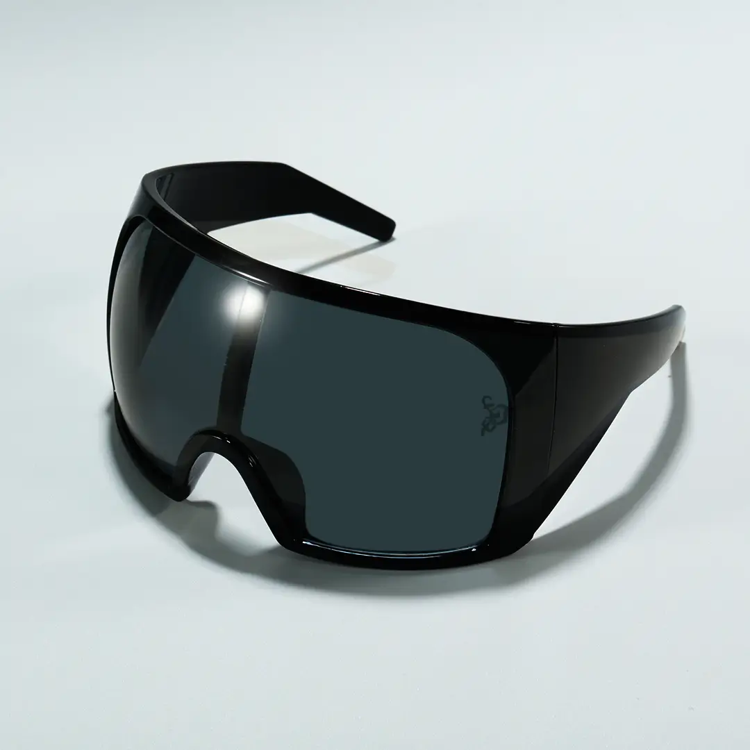 Scene view of Poe y2k unique pc sunglasses UP0182604 in black