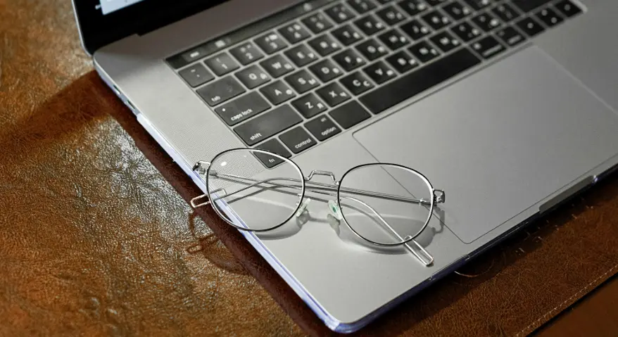 The classic appeal of silver glasses 2025