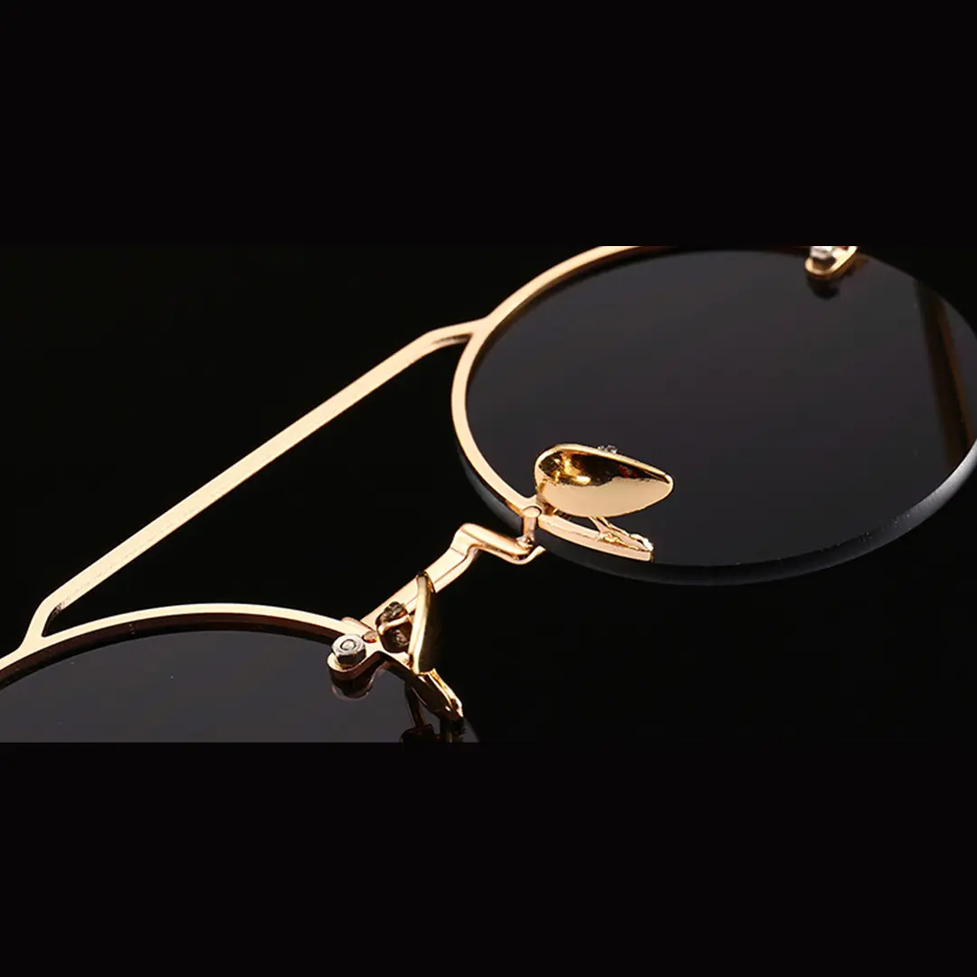 Adjustable nose pad detail of Bailey round metal sunglasses RM0252507 in gold