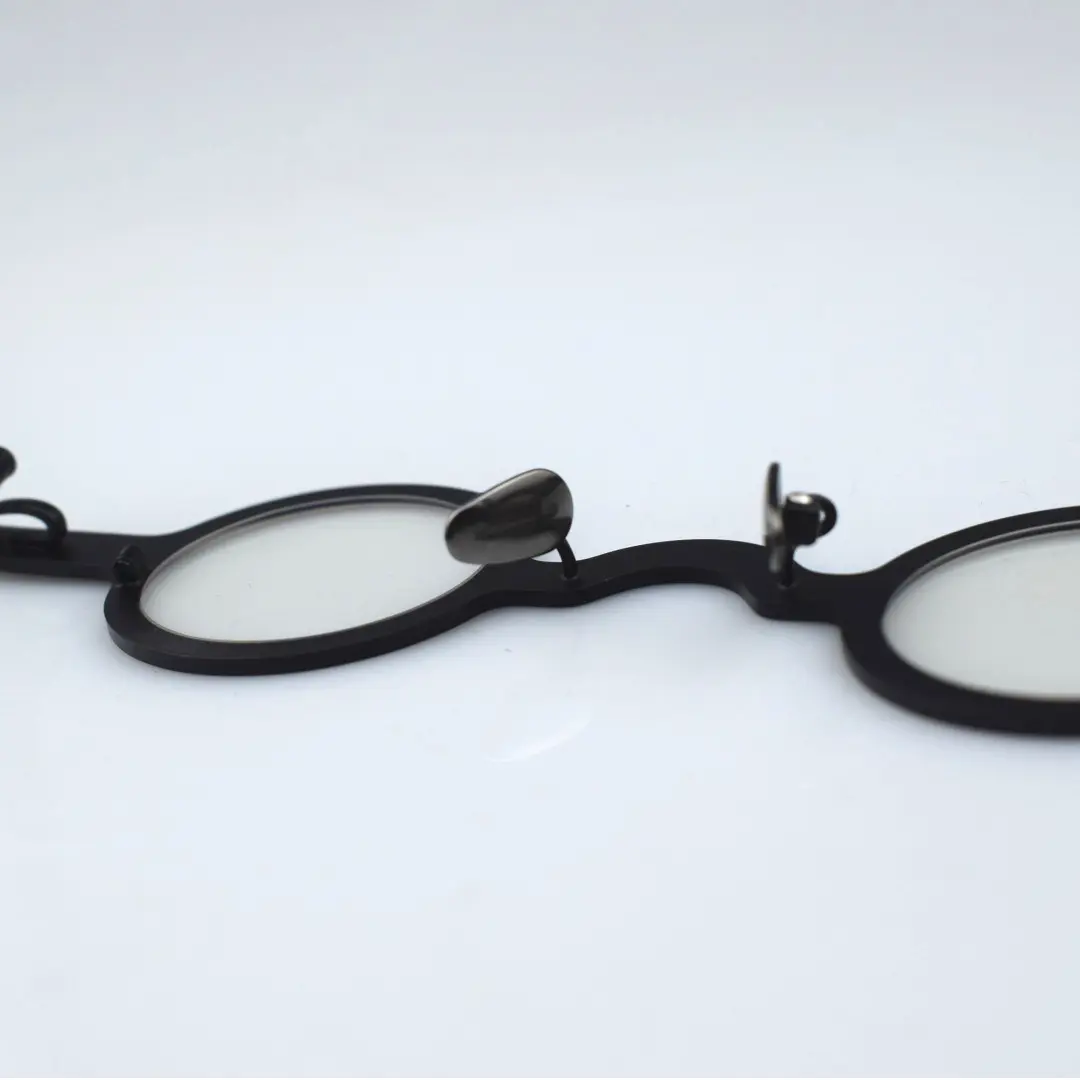 Adjustable nose pad detail of crew round metal eyeglasses rm0122404 in black