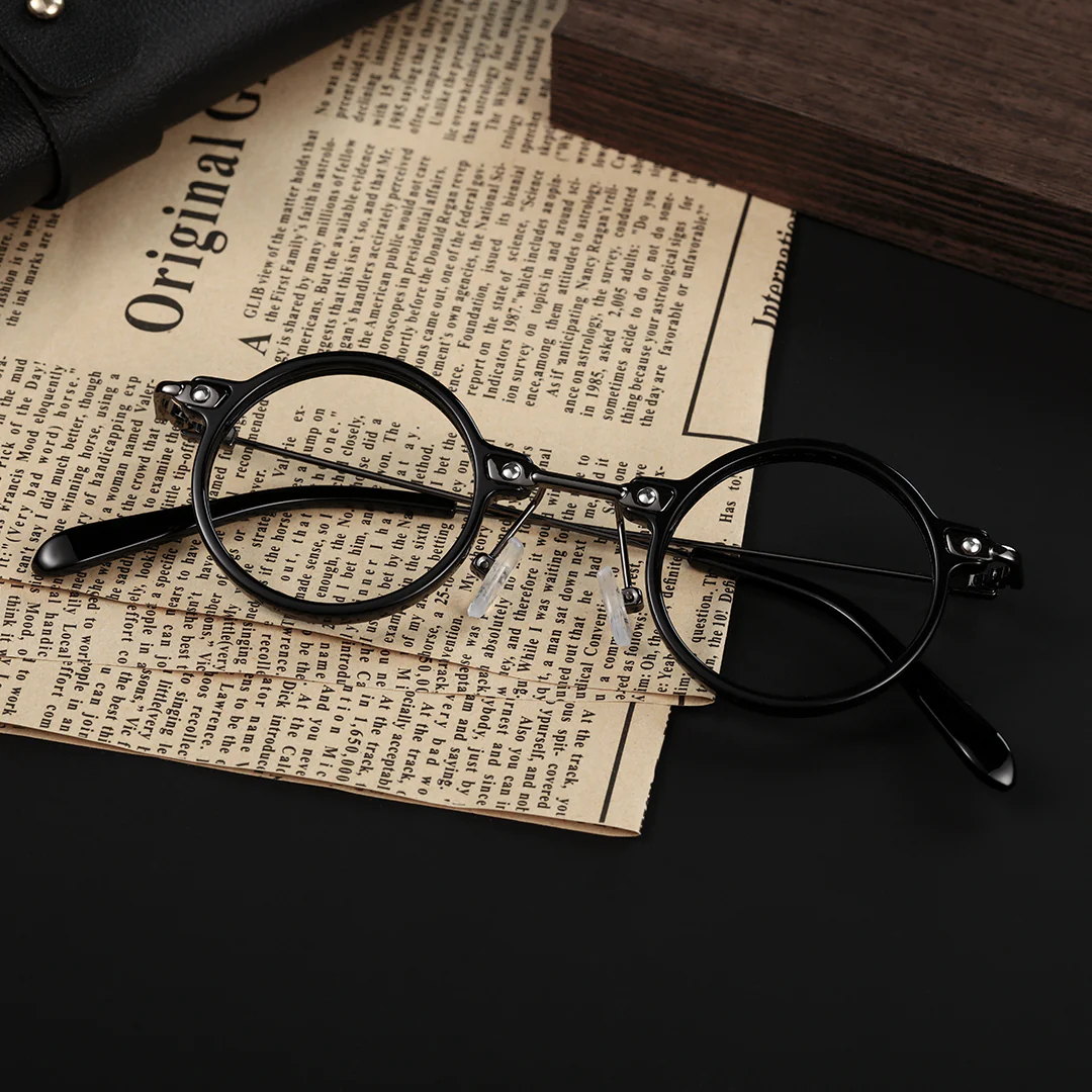 Front folded view of Ivy round titanium eyeglasses RT0302405 in black